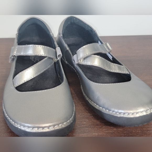VIONIC Judith Mary Janes Orthaheel Sliver Flats Women's Size 7 - Picture 6 of 9